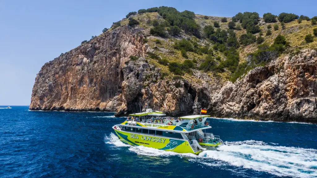 Acantilados y costa rocosa en barco por el este de Mallorca
